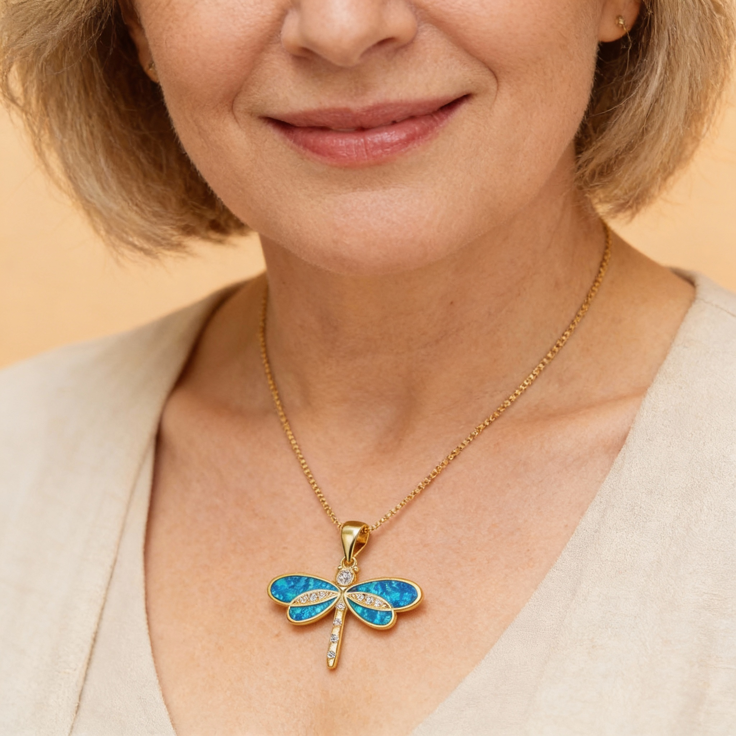 Collar de libélula brillante con detalles de ópalo iridiscente y circonitas cúbicas brillantes