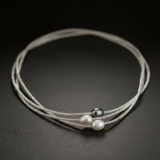 Elegante collar con tres perlas naturales en delicados colores