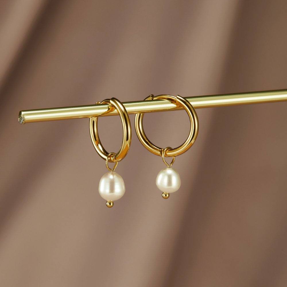 Pendientes de aro elegantes con perlas de agua dulce: joyas colgantes atemporales