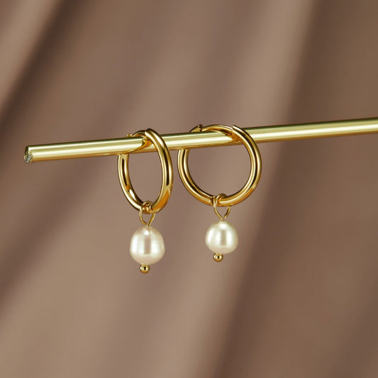 Pendientes de aro elegantes con perlas de agua dulce: joyas colgantes atemporales