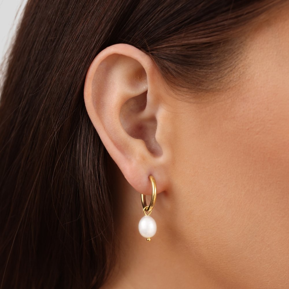Pendientes de aro elegantes con perlas de agua dulce: joyas colgantes atemporales