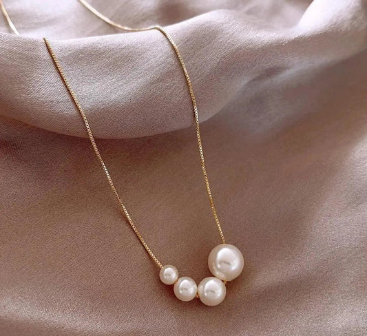 Delicado collar de perlas con perlas de agua dulce graduadas