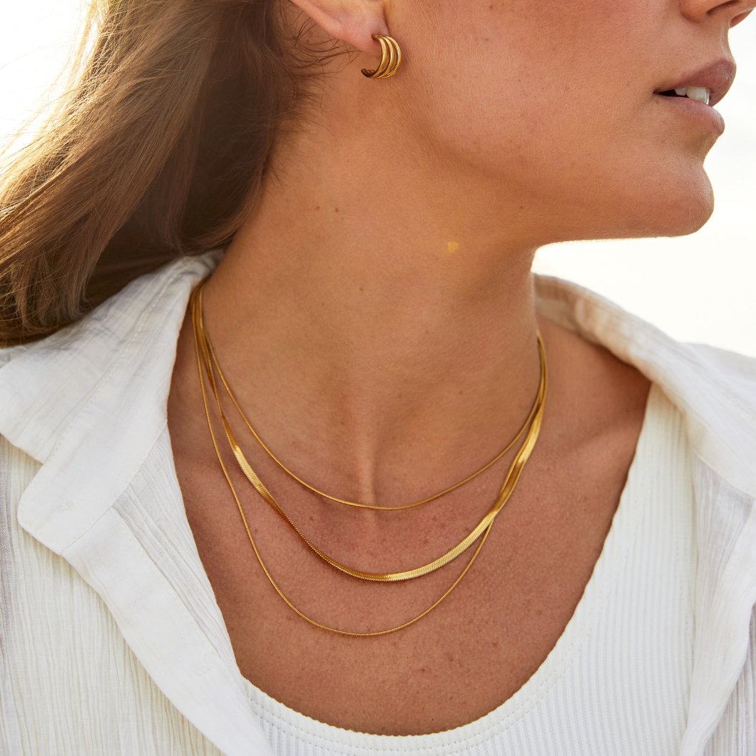 Capas atemporales de cadenas de serpientes suaves y flexibles para looks elegantes