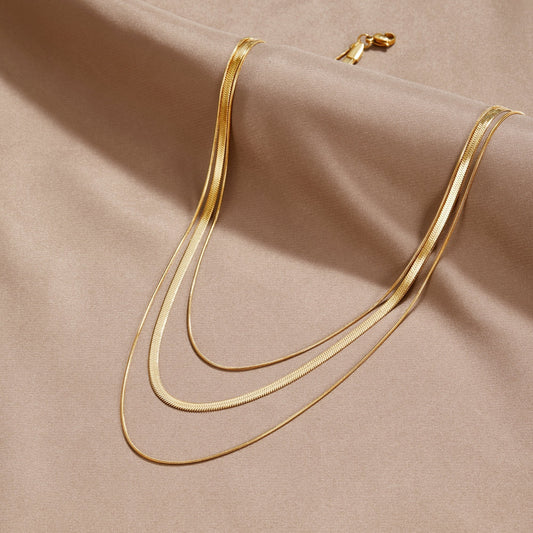 Capas atemporales de cadenas de serpientes suaves y flexibles para looks elegantes