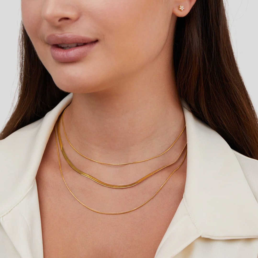 Capas atemporales de cadenas de serpientes suaves y flexibles para looks elegantes