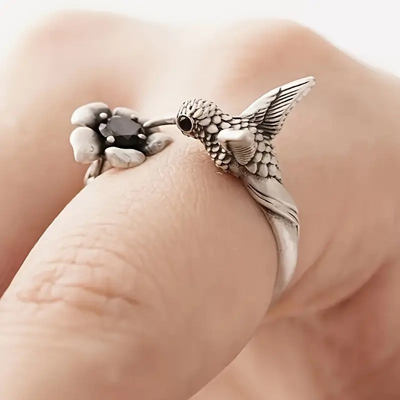 Anillo colibrí y flor
