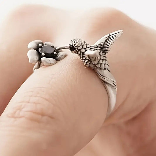 Anillo colibrí y flor