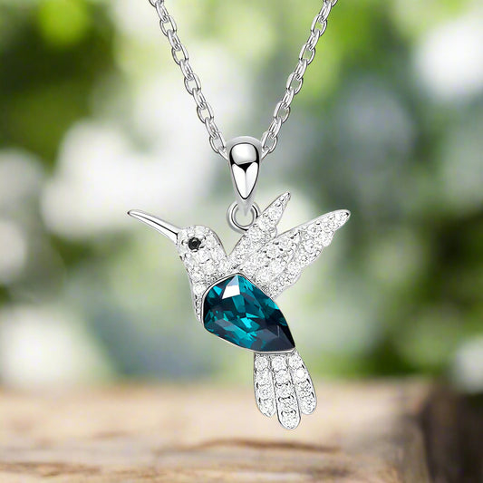 Collar brillante de colibrí con cristal azul y circonitas
