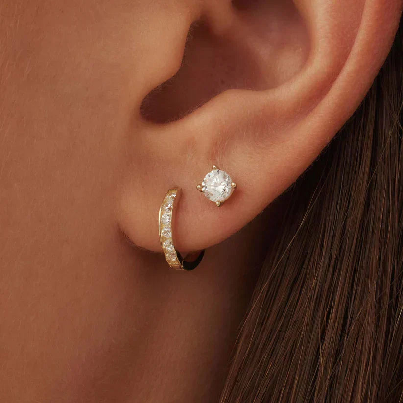 Juego de pendientes de circonita cúbica brillante con aros y tachuelas