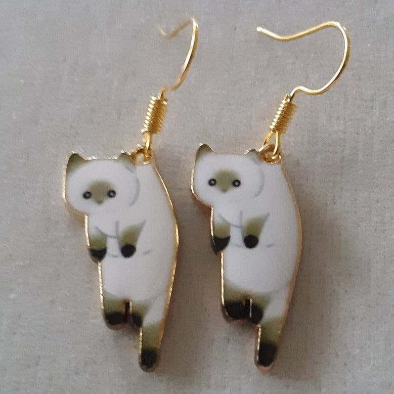 Lindos pendientes de gato de dibujos animados con un divertido diseño colgante
