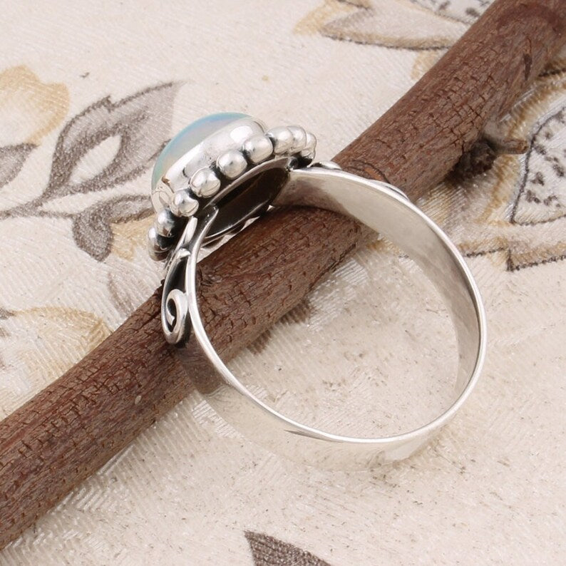 Anillo Vintage de Plata con Ópalo Natural