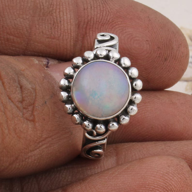 Anillo Vintage de Plata con Ópalo Natural