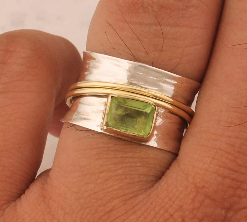 Anillo Artesanal de Plata con Piedra Preciosa de Peridoto y Detalles en Oro