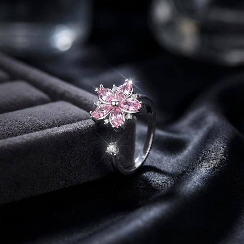 Clarisa anillo floral antiestrés detalle - Sparkano Marbella
