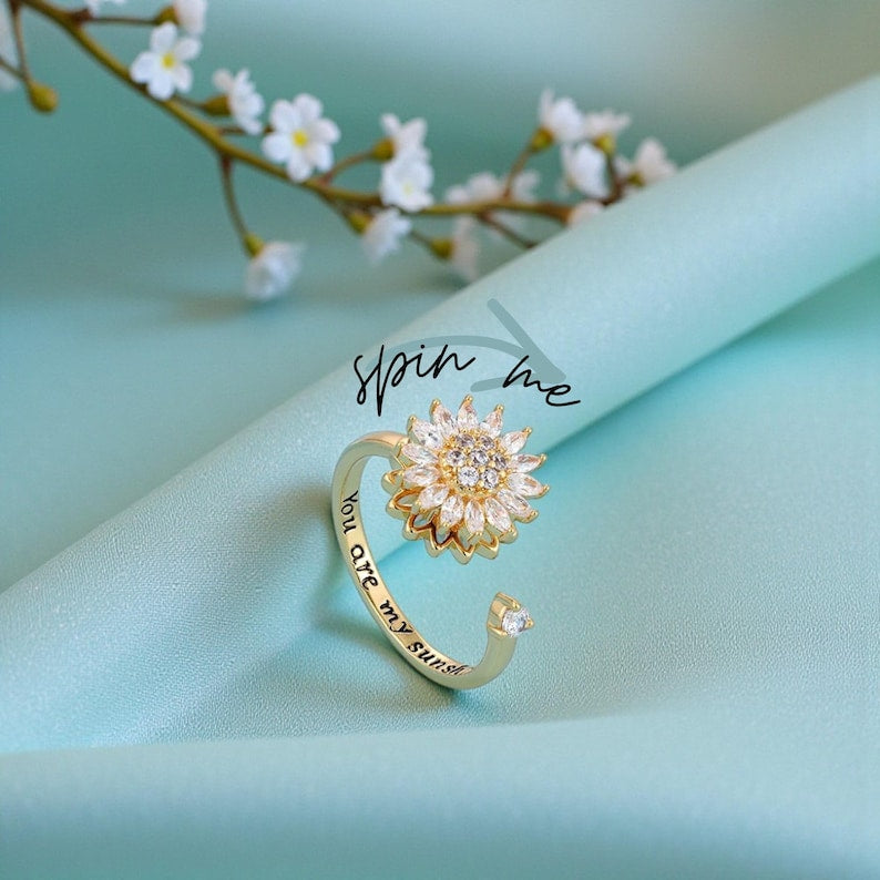 Anillo Inés flores giratorio circonitas detalle - Sparkano Marbella