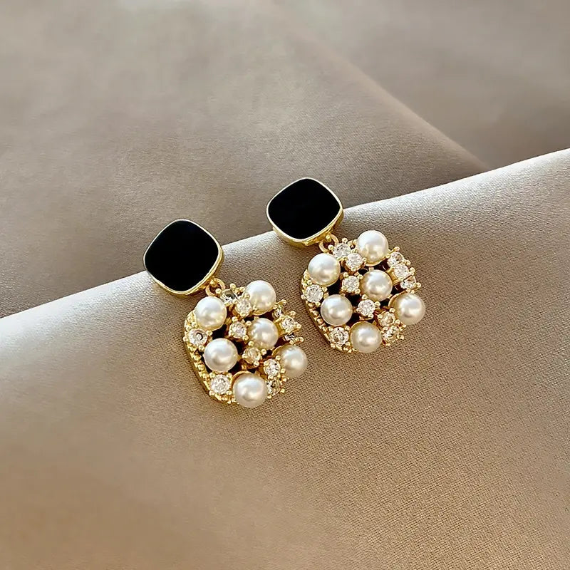 Pendientes elegantes con cuadrados negros y perlas brillantes