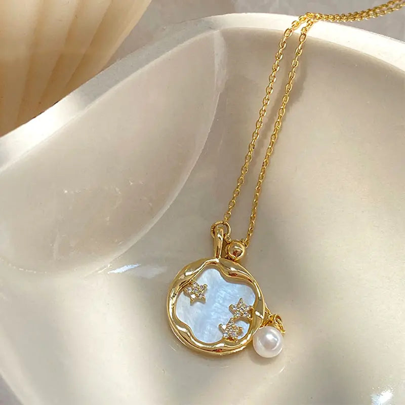 Elegante collar de piedra lunar con perlas y estrellas brillantes