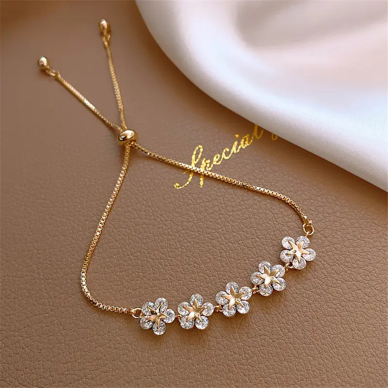Elegante pulsera de flores con cadena ajustable y piedras de cristal brillantes