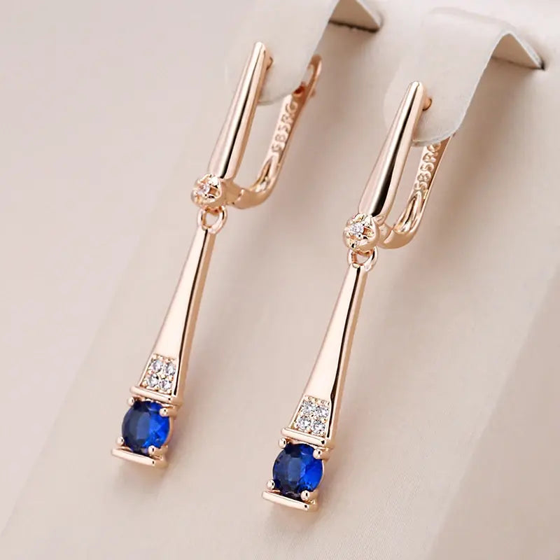 Pendientes elegantes con circonitas azul zafiro y piedras brillantes