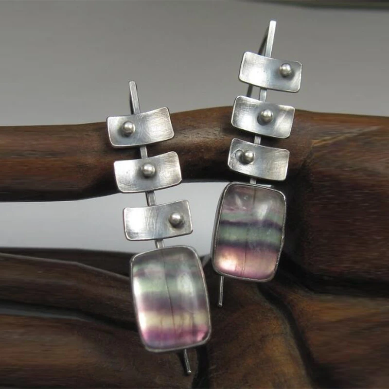Pendientes modernos con piedra fluorita arcoiris y elementos geométricos