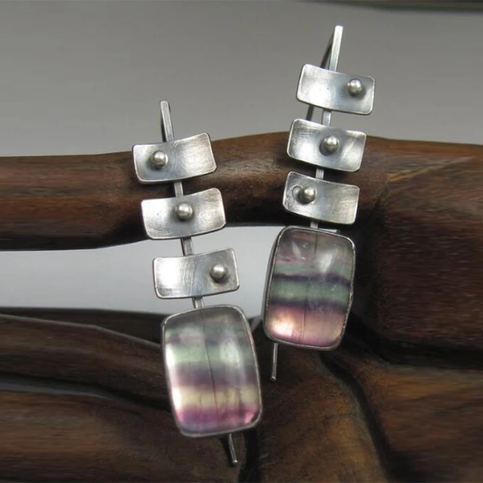 Pendientes modernos con piedra fluorita arcoiris y elementos geométricos