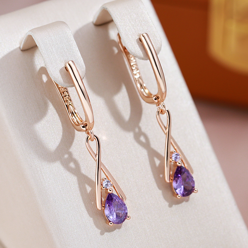 Pendientes elegantes con gotas de circonitas moradas y acabado en oro rosa