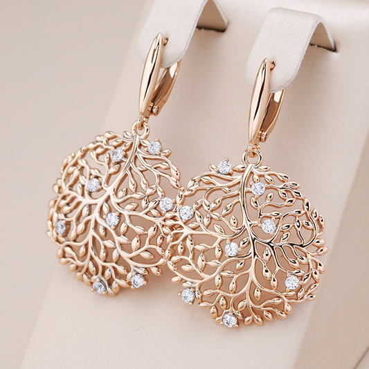 Pendientes elegantes con elegantes ramas y brillantes circonitas