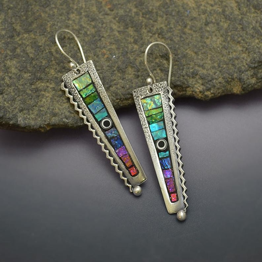 Pendientes de inspiración vintage con incrustaciones de piedras preciosas multicolores y engaste texturizado