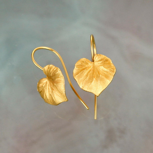 Pendientes de filigrana con diseño de hojas de metal elegante