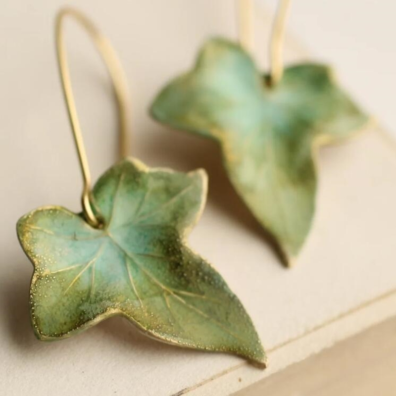 Elegantes pendientes colgantes de hojas de hiedra para amantes de la naturaleza