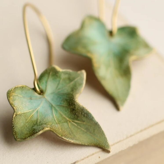 Elegantes pendientes colgantes de hojas de hiedra para amantes de la naturaleza
