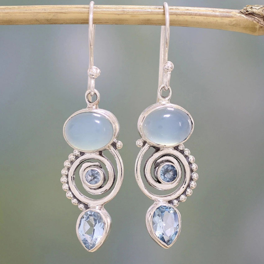 Pendientes de inspiración vintage con calcedonia celeste y topacios