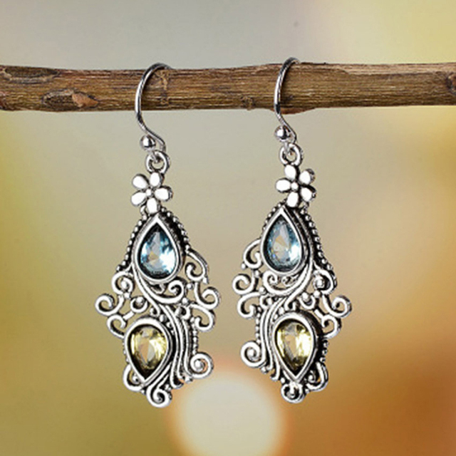 Pendientes colgantes antiguos con flores y piedras preciosas