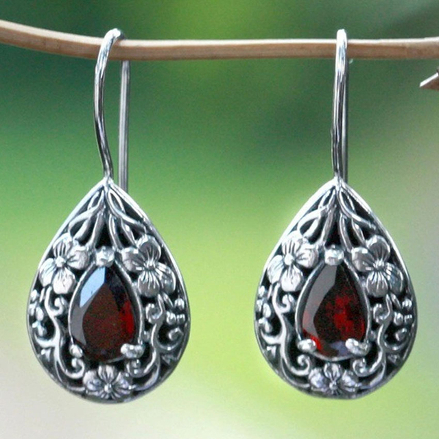 Pendientes de lágrima de plata de primera ley con granate rojo y diseño floral
