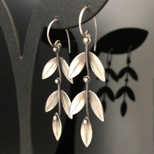 Pendientes elegantes con elementos en forma de hojas para un look natural