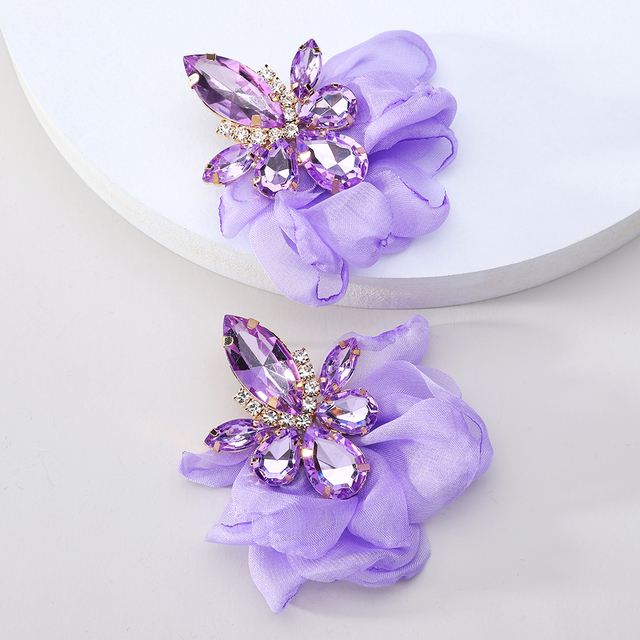 Pendientes glamorosos con pedrería y delicadas flores florales