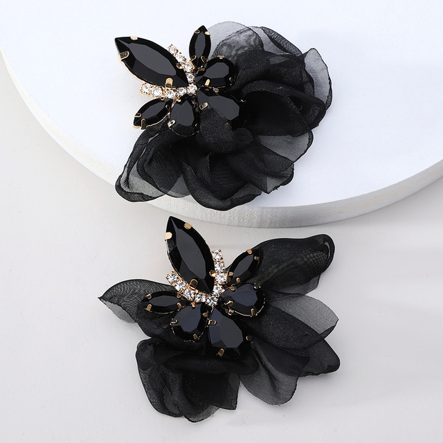 Pendientes glamorosos con pedrería y delicadas flores florales