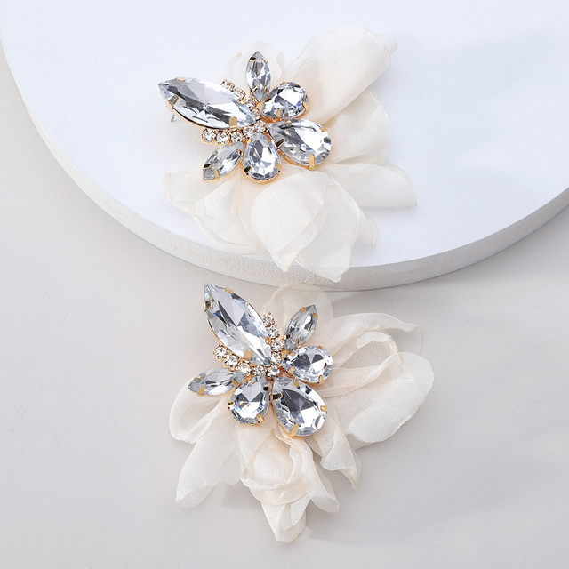 Pendientes glamorosos con pedrería y delicadas flores florales