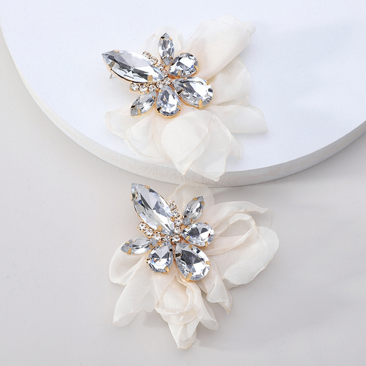 Pendientes glamorosos con pedrería y delicadas flores florales