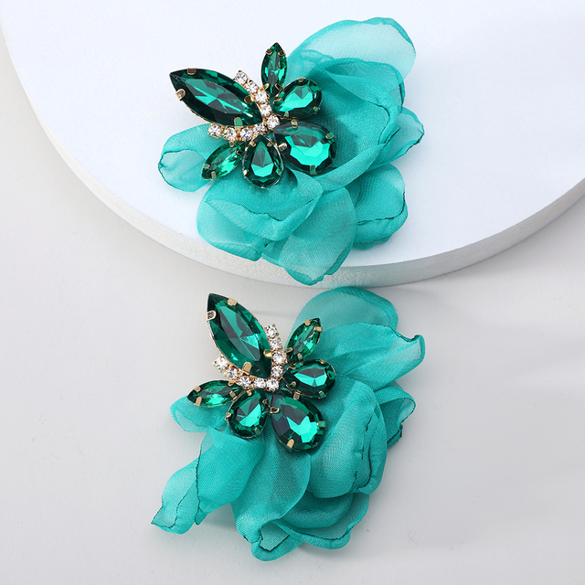 Pendientes glamorosos con pedrería y delicadas flores florales