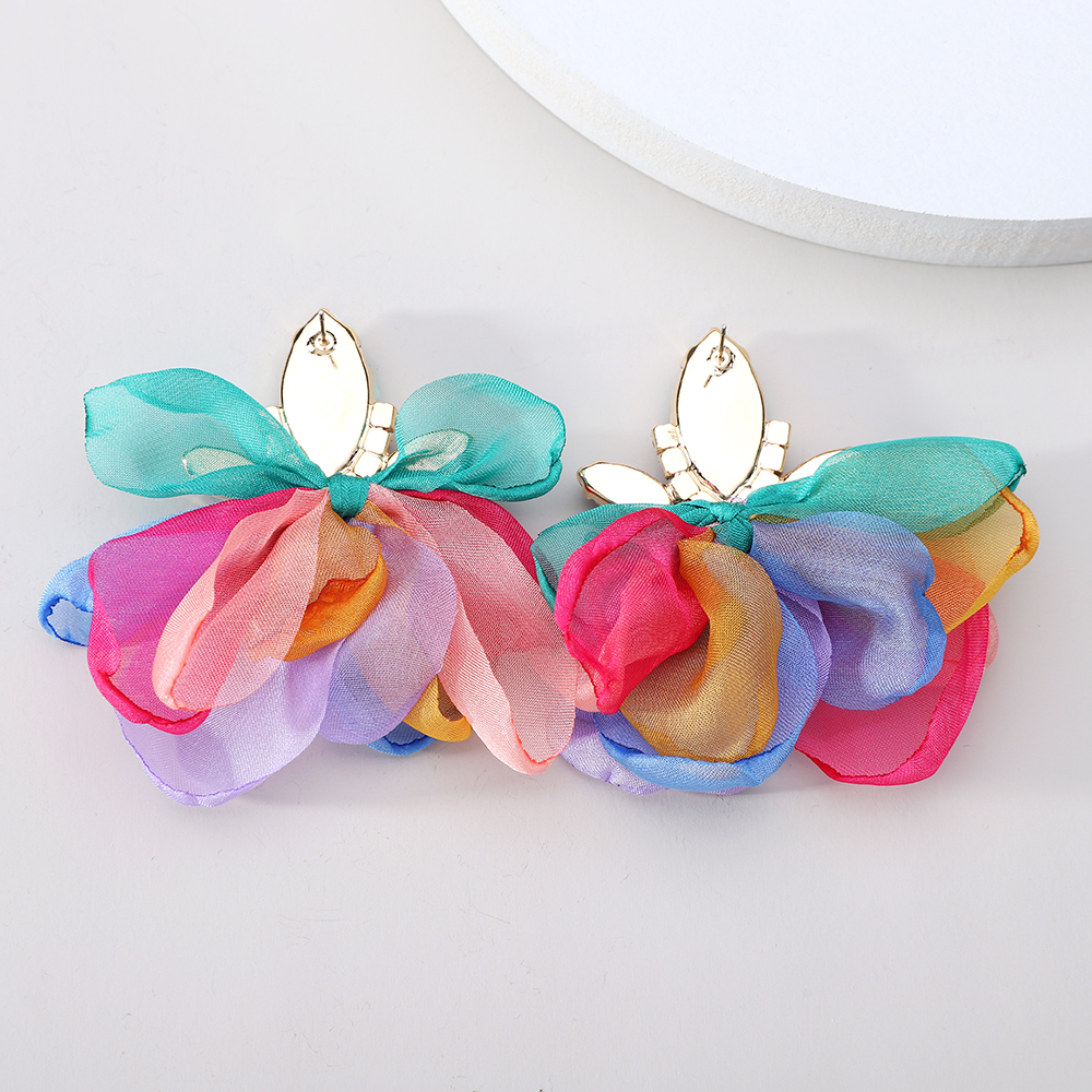 Pendientes glamorosos con pedrería y delicadas flores florales