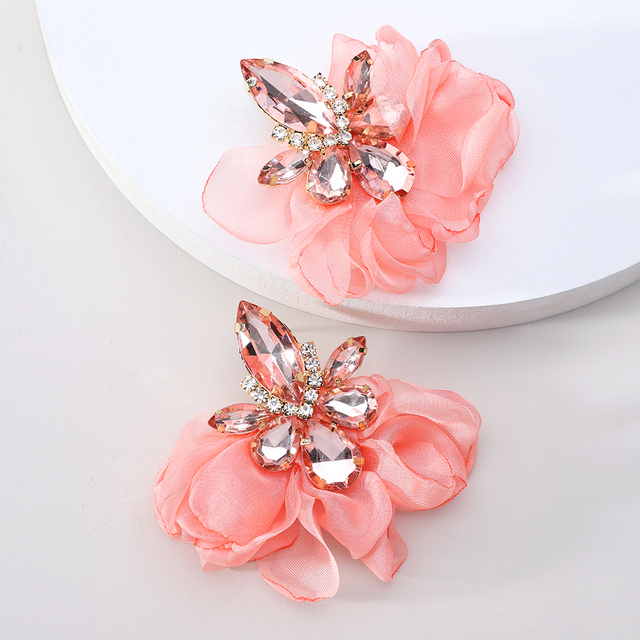 Pendientes glamorosos con pedrería y delicadas flores florales