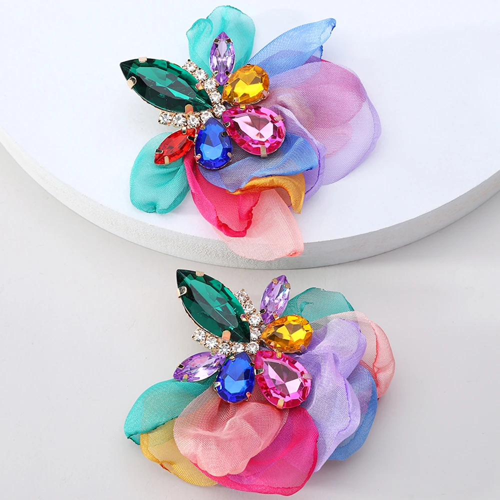 Pendientes glamorosos con pedrería y delicadas flores florales