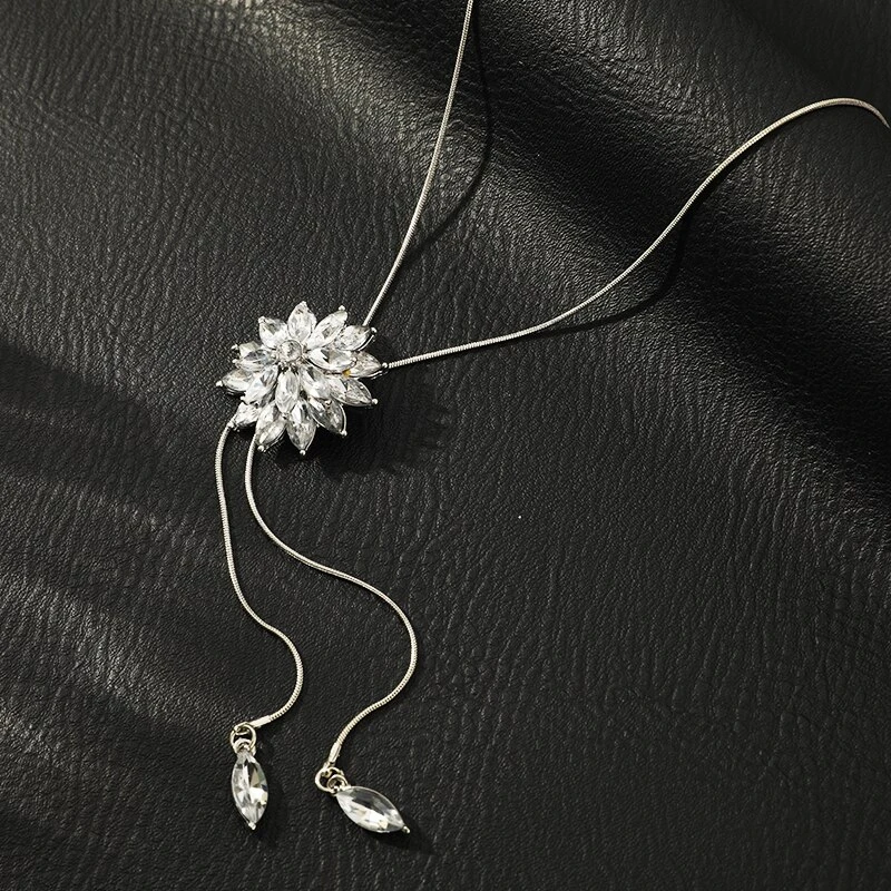 Elegante collar de cristal con brillante colgante floral de circonita cúbica