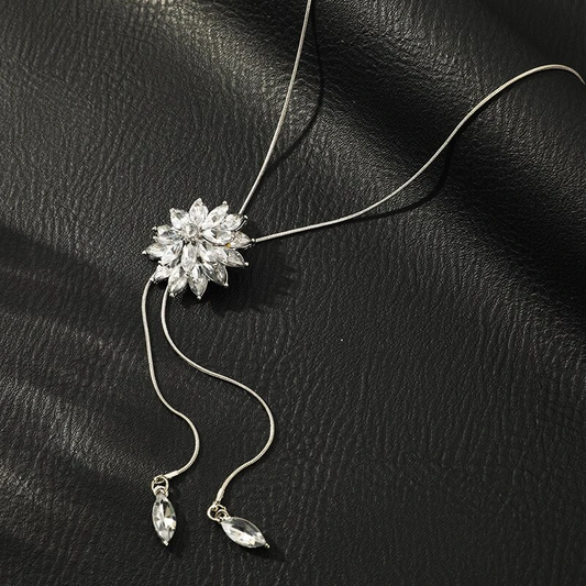 Elegante collar de cristal con brillante colgante floral de circonita cúbica