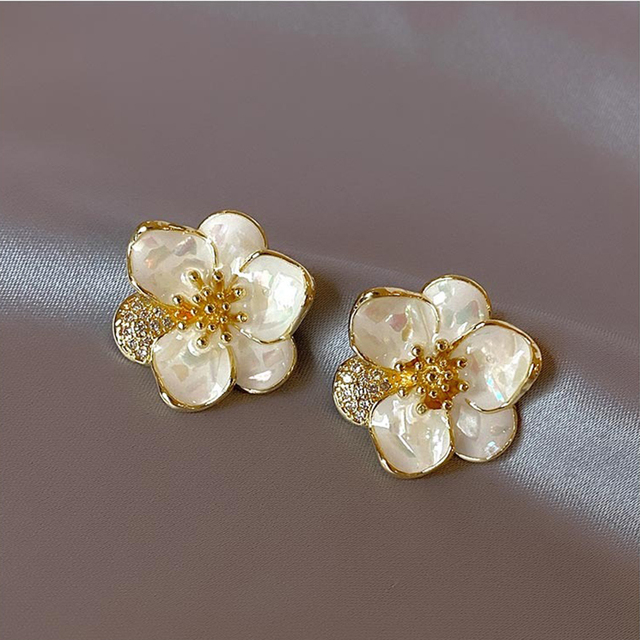 Elegantes pendientes de flores color crema con detalles brillantes