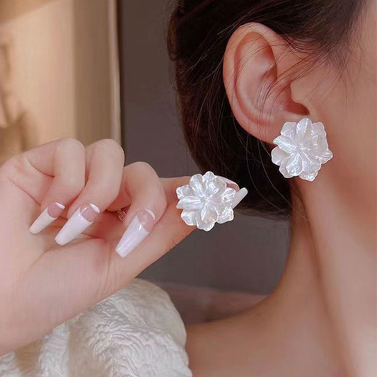 Elegantes pendientes de flores de resina de color blanco lechoso con acabado brillante
