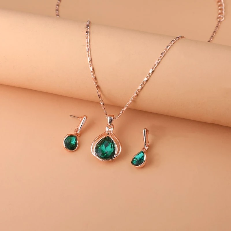 Elegante juego de collar y pendientes diseño cebolla con cristal verde
