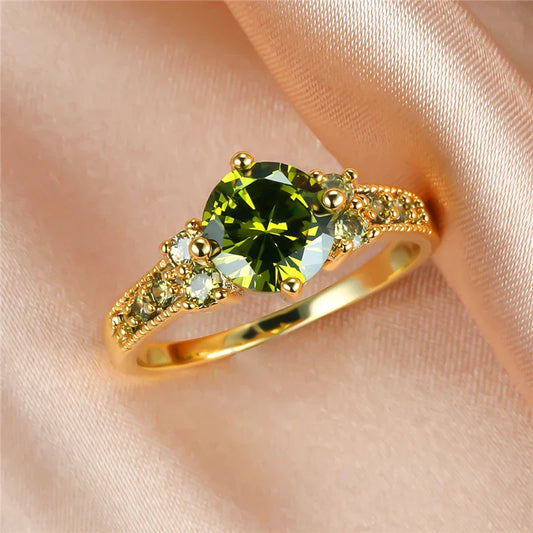 Anillo elegante con cristal verde oliva