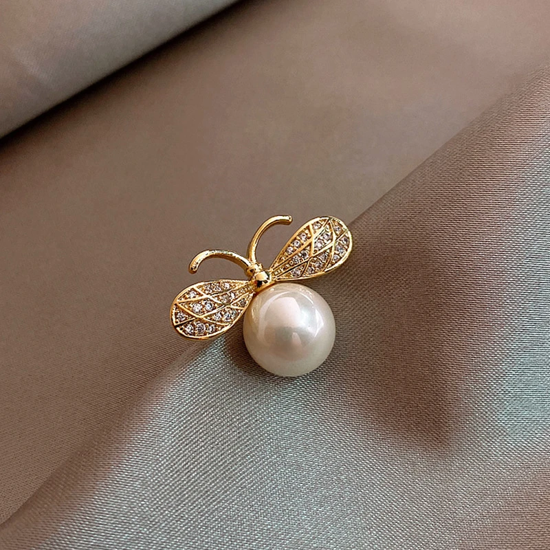 Elegante broche de perlas con brillantes alas de circonitas